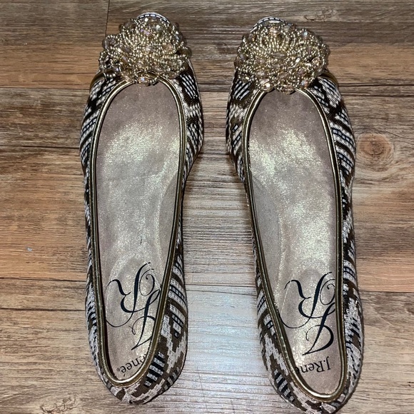 J. Reneé | Geezelouisi Cream Gold Print Flats - Picture 3 of 6